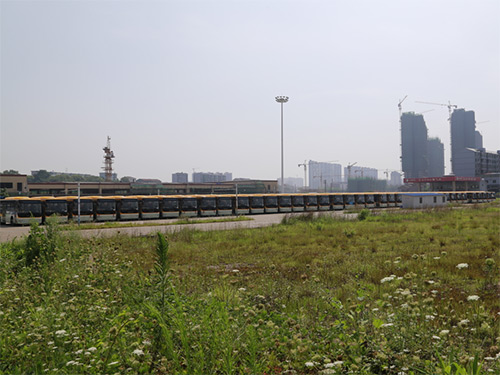 一眼望不到邊的大型汽車(chē)隊伍